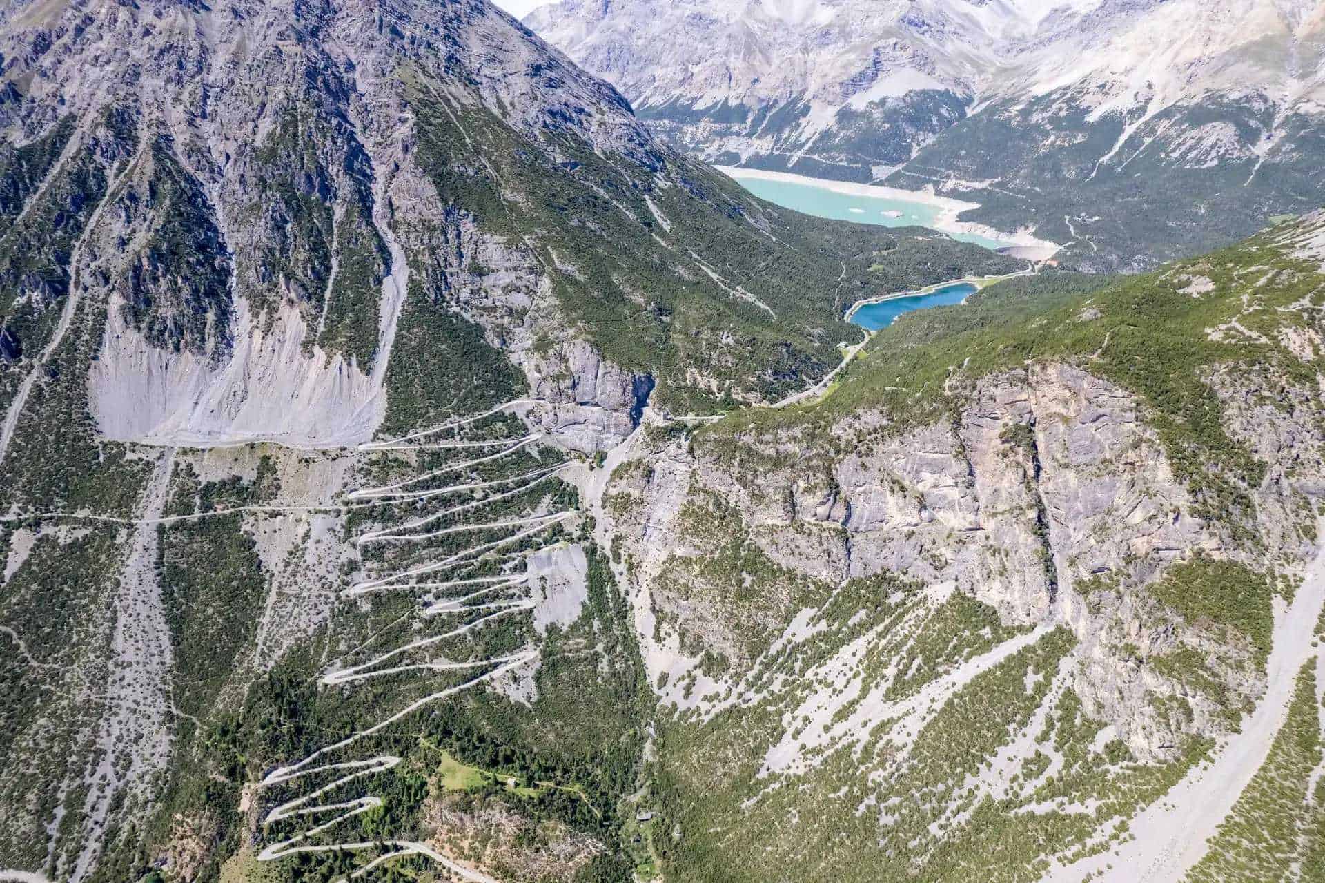 Il passo dello Stelvio visto dall'alto, tra le migliori salite per i ciclismo in italia