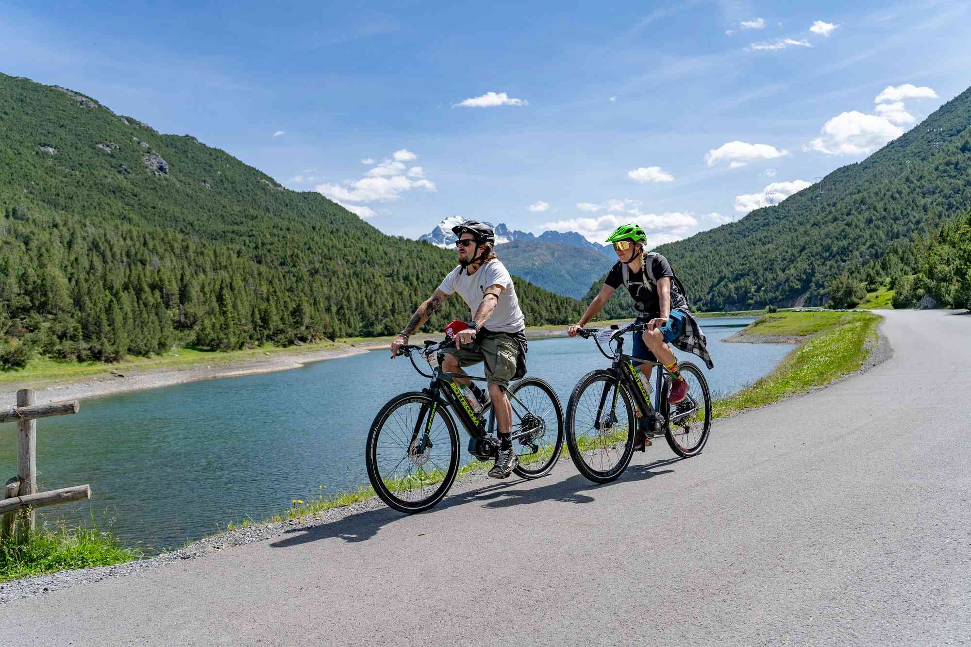 due ciclisti indossano il casco giusto per andare in mountain bike